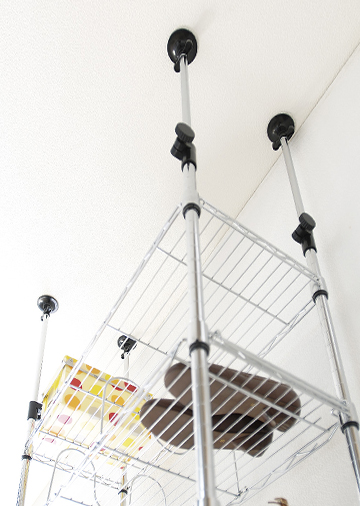 背の高いラックには安全対策を
